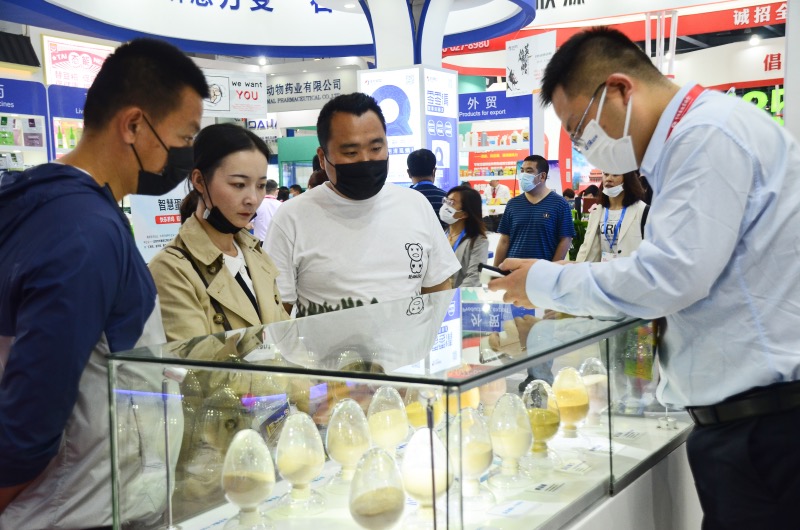 参展人员驻足观看样品.jpg