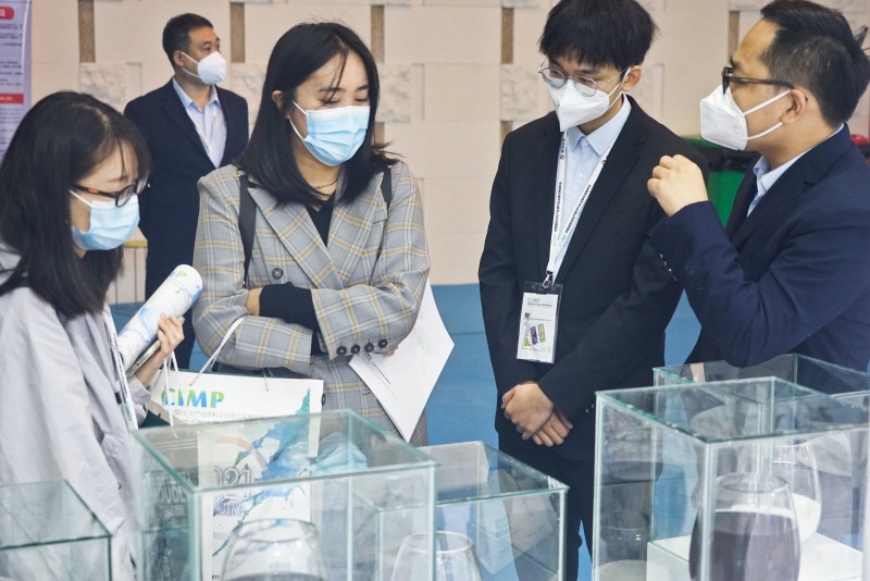 参展人员驻足3.jpg